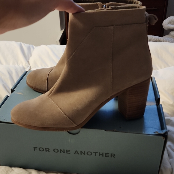 TOMS Boots - Picture 2 of 10